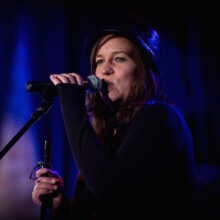 Michaela Michaela: Gesang, Flöten, Bass