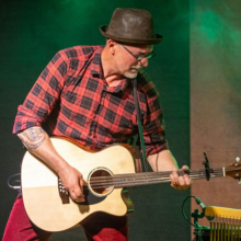 Stefan Stefan: Vocals, Guitar, Bouzouki